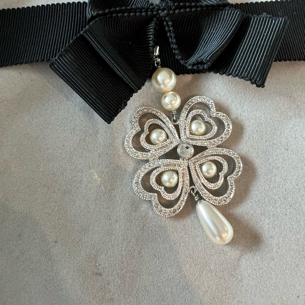 Very beautiful jewelry Dior .